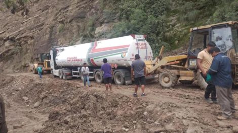Un camión cisterna permanece detenido en la zona