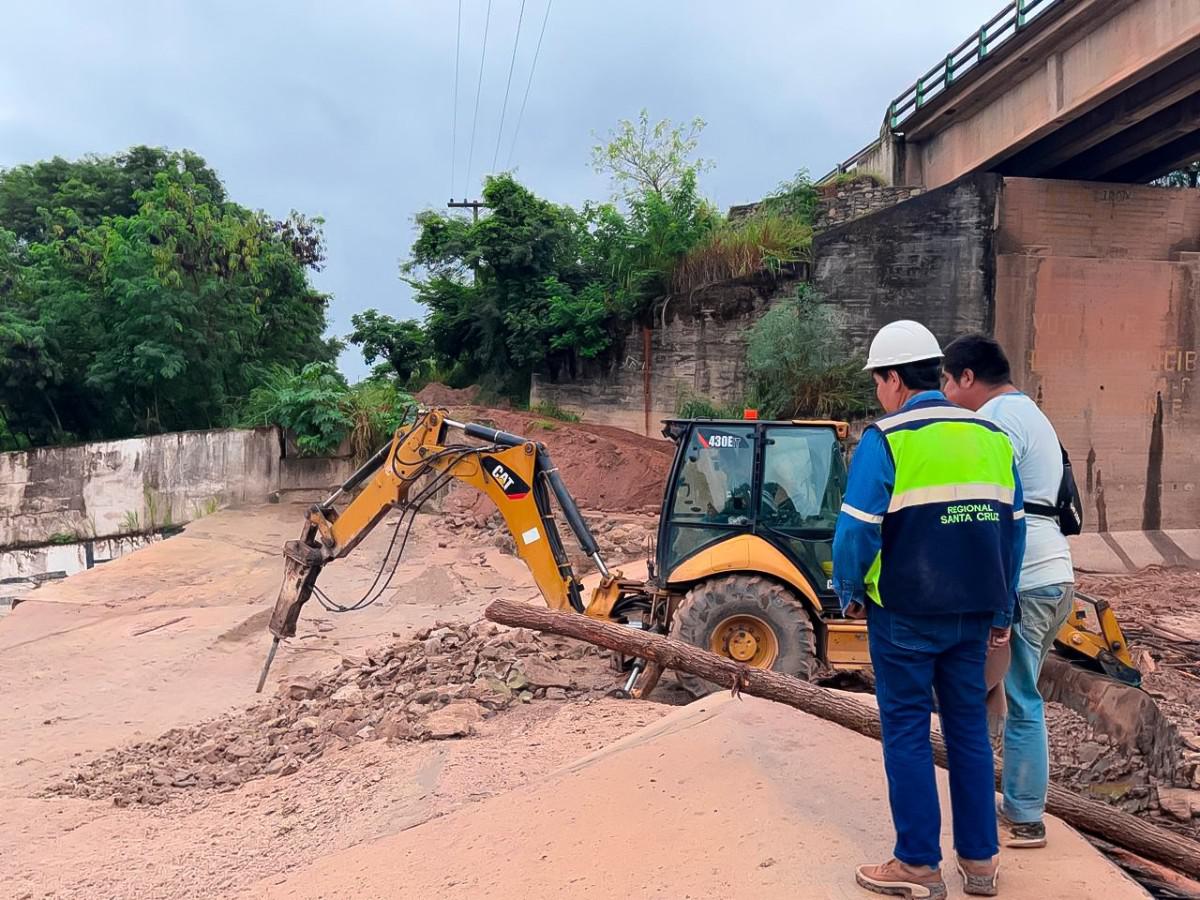 Técnicos de la ABC Regional Santa Cruz supervisan los trabajos de la maquinaria pesada