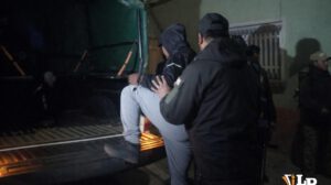 Los arrestados son llevados a celdas policiales