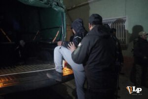 Los arrestados son llevados a celdas policiales