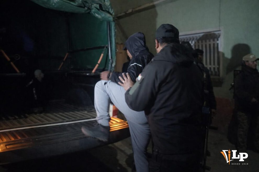 Los arrestados son llevados a celdas policiales