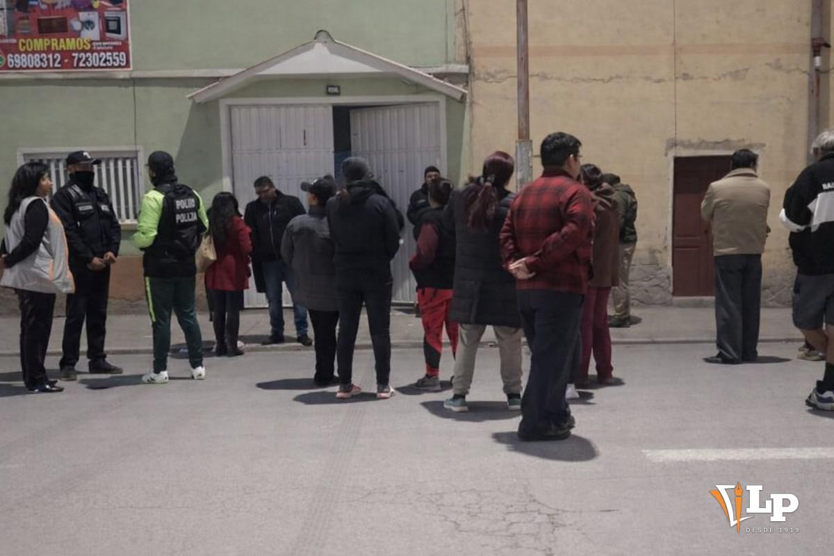 Vecinos frente al local de citas
