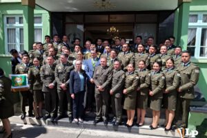 Parte de los graduados junto al Presidente Rodrigo Paz