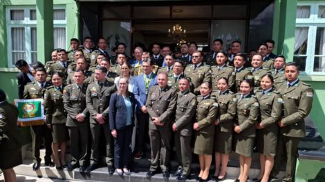 Parte de los graduados junto al Presidente Rodrigo Paz