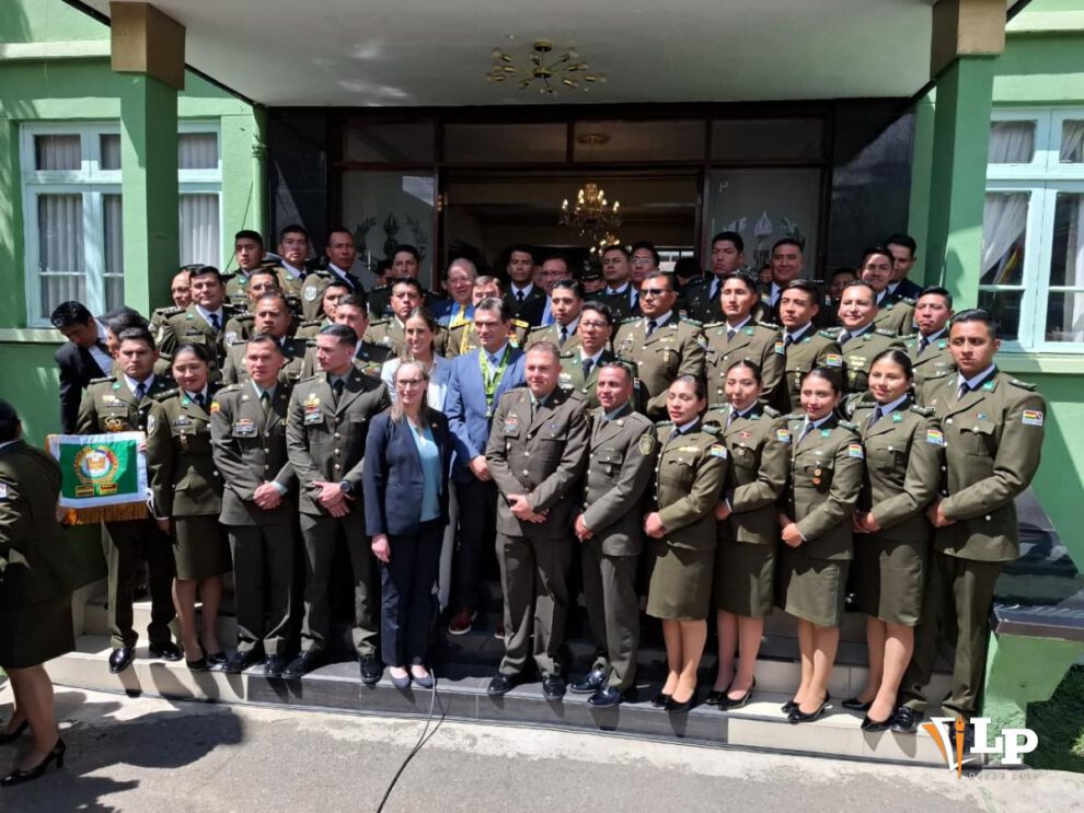 Parte de los graduados junto al Presidente Rodrigo Paz
