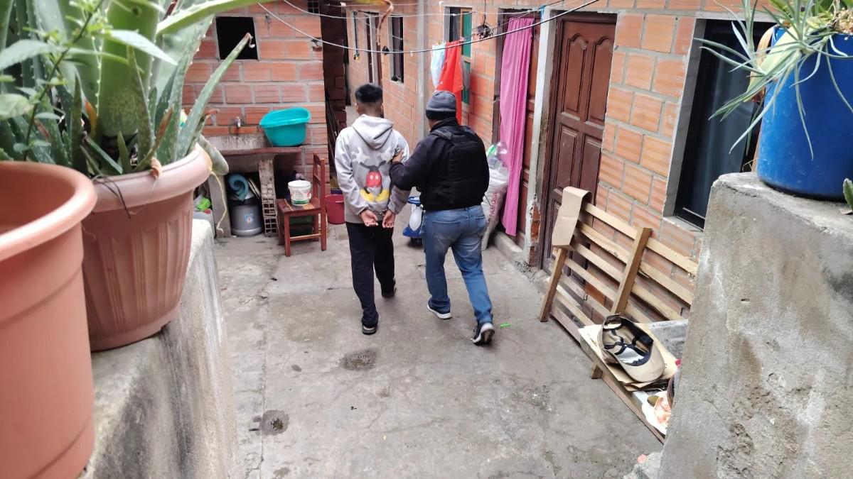 Momento de la aprehensión de un sospechoso en su vivienda