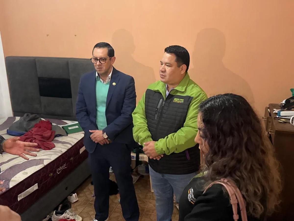 En este dormitorio, las autoridades secuestraron dispositivos electrónicos que contenían cientos de archivos de pornografía infantil