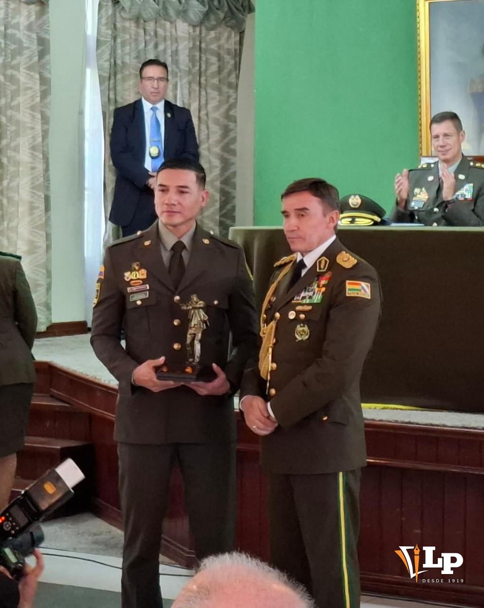 Un policía colombiano siendo condecorado