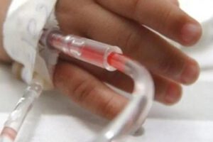 El niño se encuentra hospitalizado
