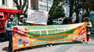 personas con un banner realizando una invitacion