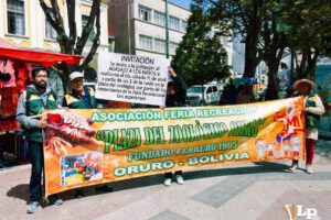 personas con un banner realizando una invitacion