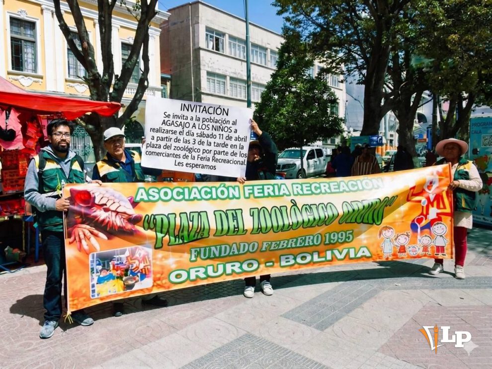 personas con un banner realizando una invitacion