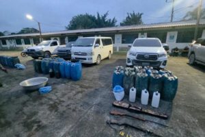Vehículos y armas de fuego que fueron decomisados