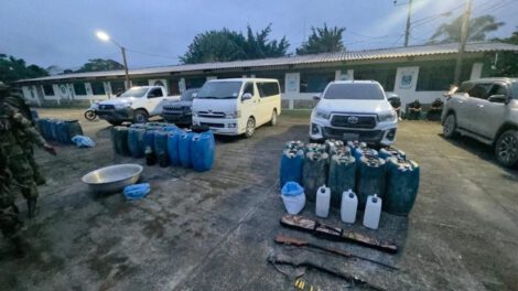 Vehículos y armas de fuego que fueron decomisados