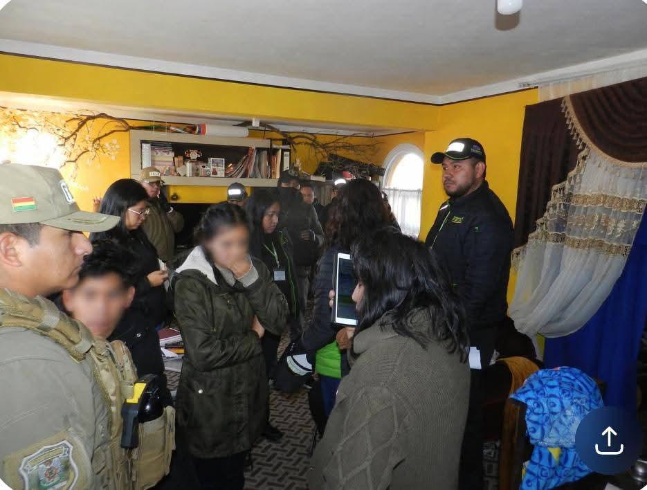 Efectivos policiales realizan la requisa