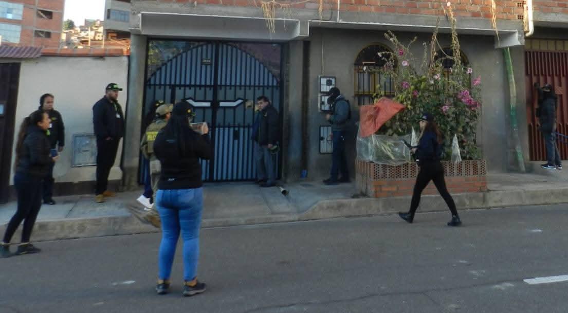 Oficiales rodean la casa para el allanamiento