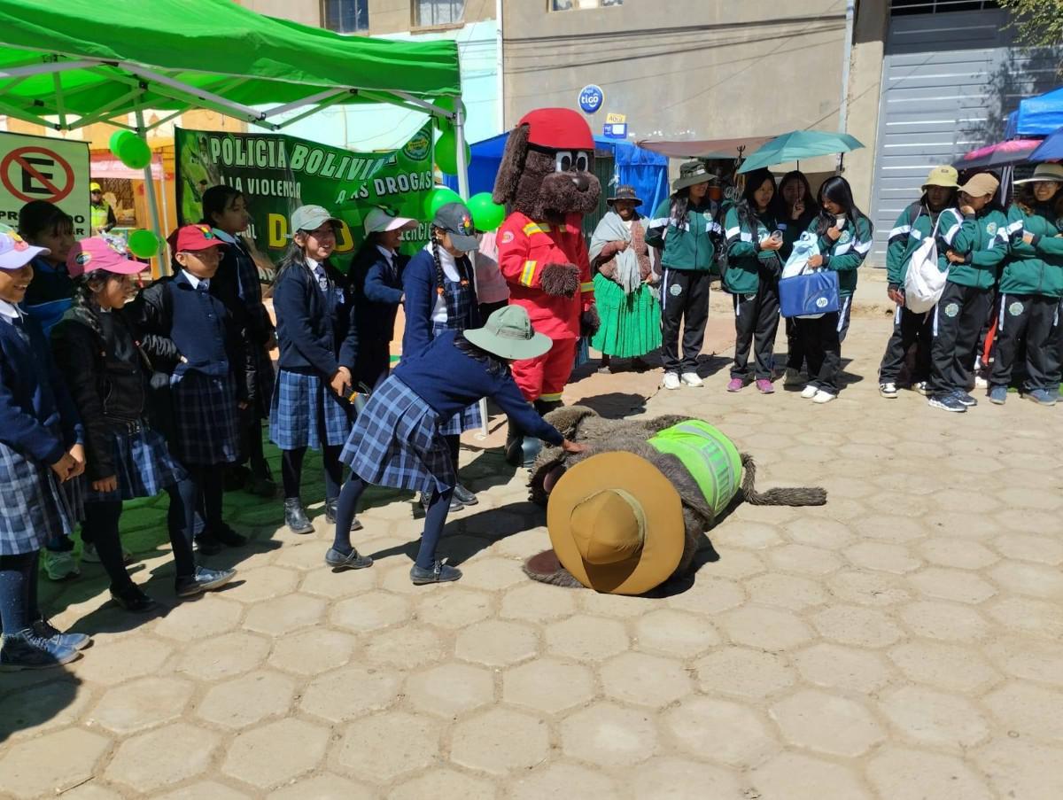 Estudiantes disfrutan del elenco de Paquito