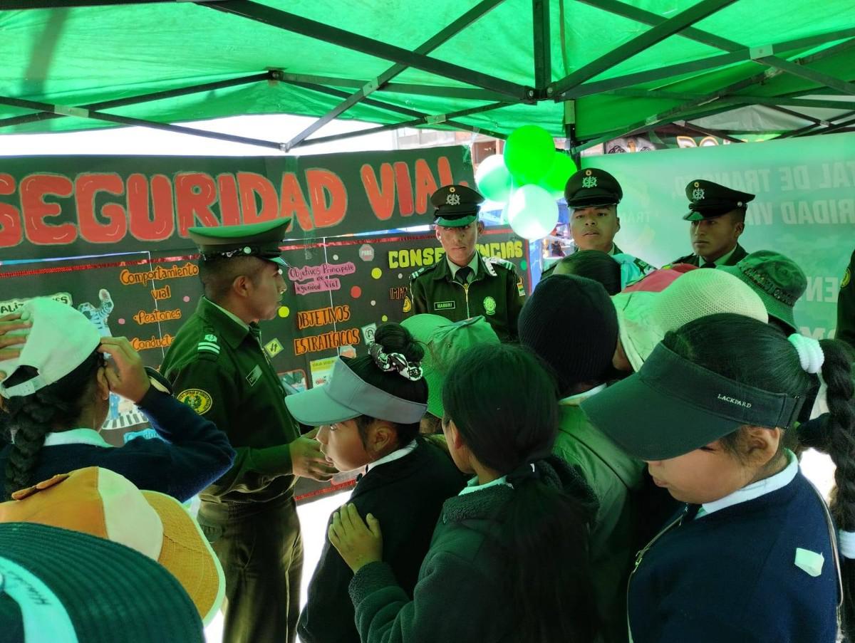 Niños atienden las explicaciones de los oficiales de policia