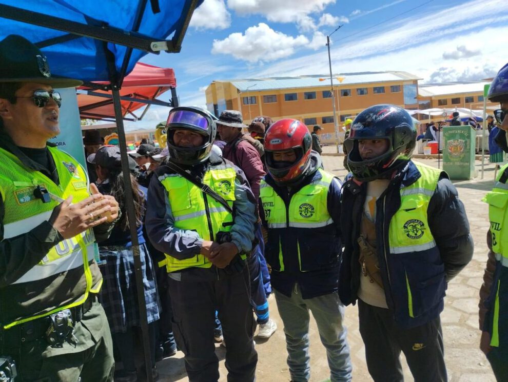 Oficiales explican a los mototaxistas importancia de las normas de transito