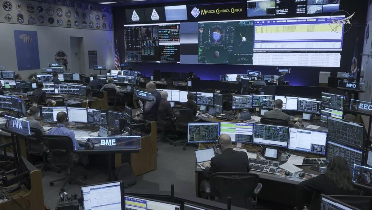 La transmisión de la NASA del centro de control de misión siguiendo el regreso de la capsula Orión, con los tripulantes de Artemis II