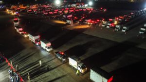 Camiones que transportan material electoral hacia los locales de votación en Lima Metropolitana y el Callao