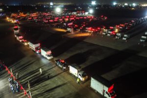 Camiones que transportan material electoral hacia los locales de votación en Lima Metropolitana y el Callao