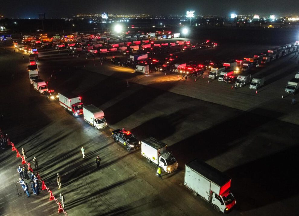 Camiones que transportan material electoral hacia los locales de votación en Lima Metropolitana y el Callao