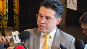 El diputado Manolo Rojas en conferencia de prensa