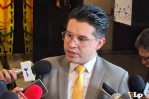 El diputado Manolo Rojas en conferencia de prensa