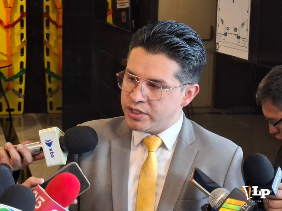 El diputado Manolo Rojas en conferencia de prensa