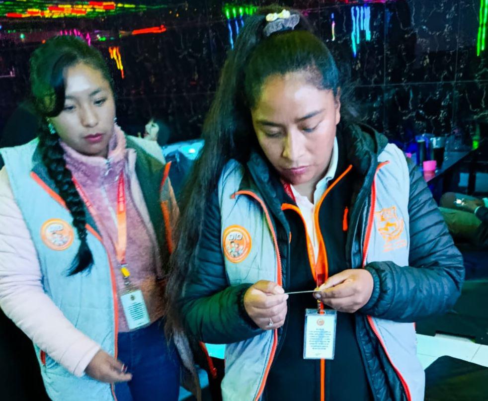 Imagen de la DIO revisando