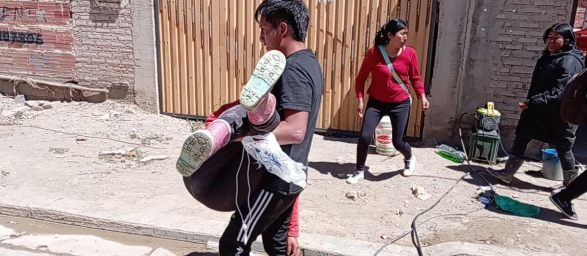 Imagen de los familiares llevando accidentados