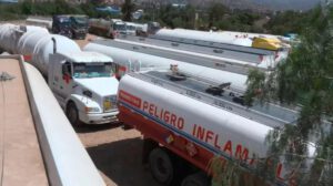 Las cisternas esperando en puertas de la refinería