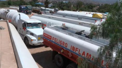 Las cisternas esperando en puertas de la refinería