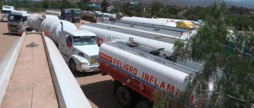Las cisternas esperando en puertas de la refinería