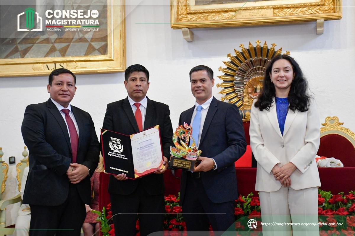 funcionario de la ALDO durante la entrega de reconocimiento al Consejo de la Magistratura