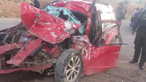 El vehículo particular de color rojo quedó así tras el fuerte impacto contra el bus