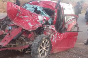 El vehículo particular de color rojo quedó así tras el fuerte impacto contra el bus