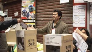 persona emitiendo su voto