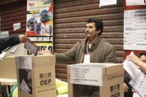 persona emitiendo su voto