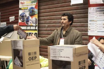 persona emitiendo su voto