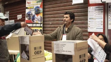 persona emitiendo su voto