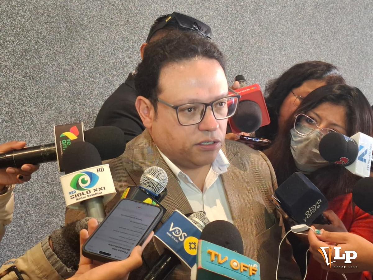 El diputado Antonio en conferencia de prensa