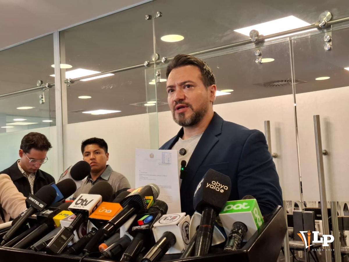 El diputado Reyes en conferencia de prensa