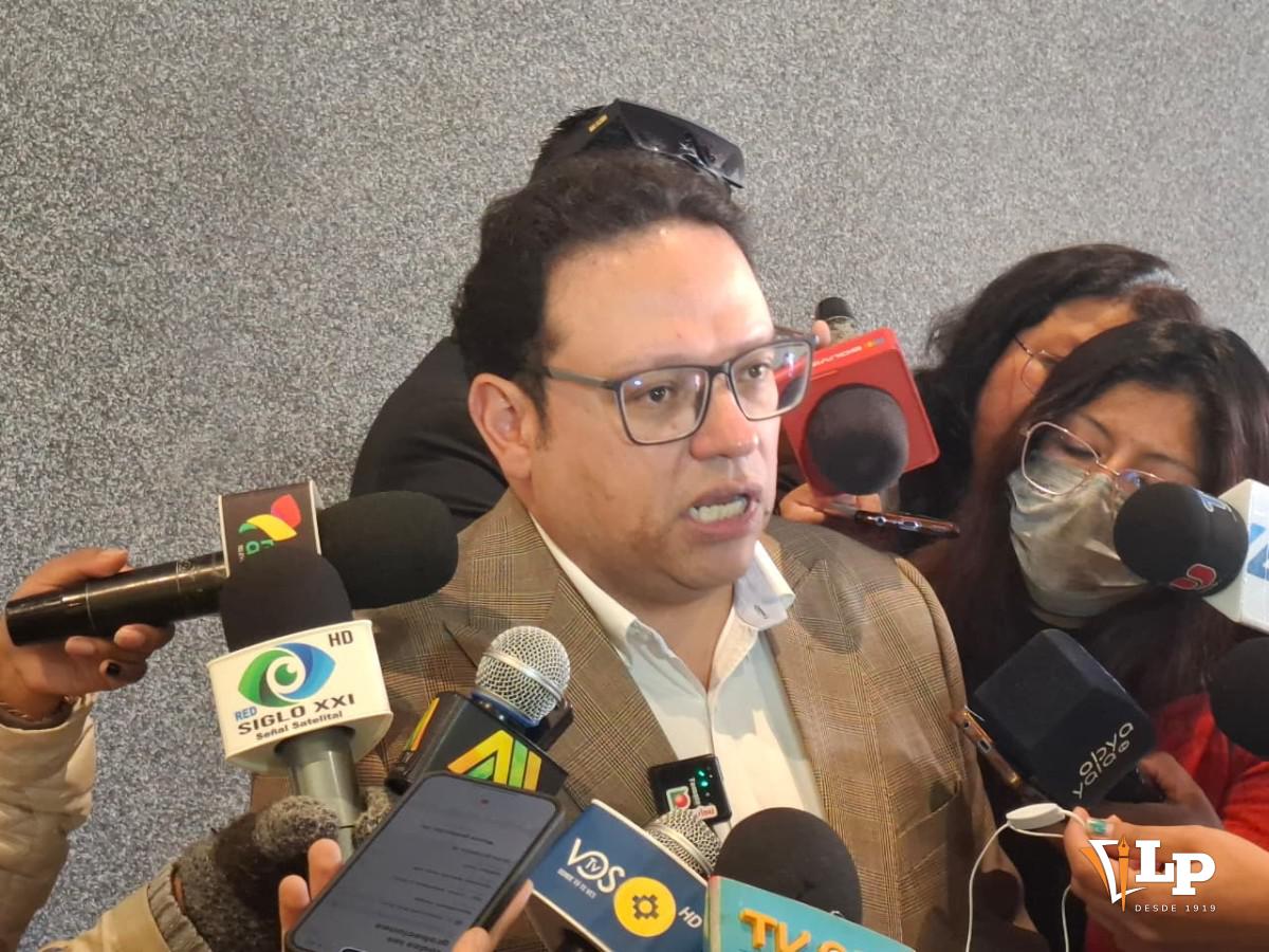 El diputado Antonio en conferencia de prensa