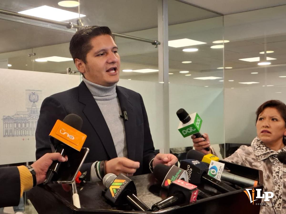 El diputado Rada en conferencia de prensa