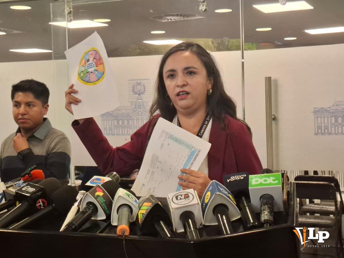 La diputada Vargas en conferencia de prensa