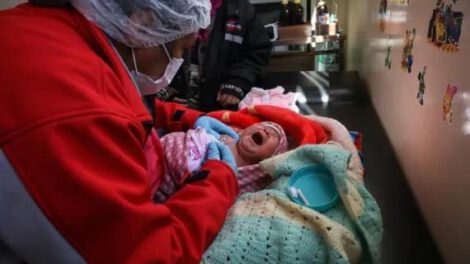 Un bebé recién nacido