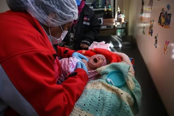 Un bebé recién nacido