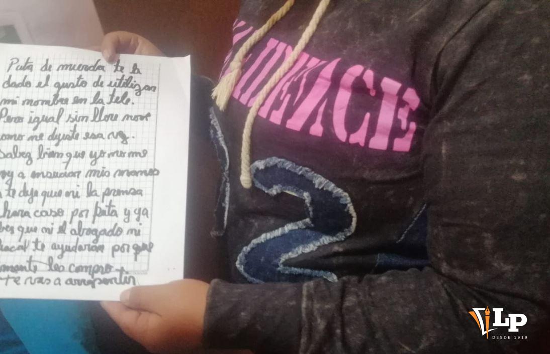 Mujer muestra las notas que le llega de parte de su agresor